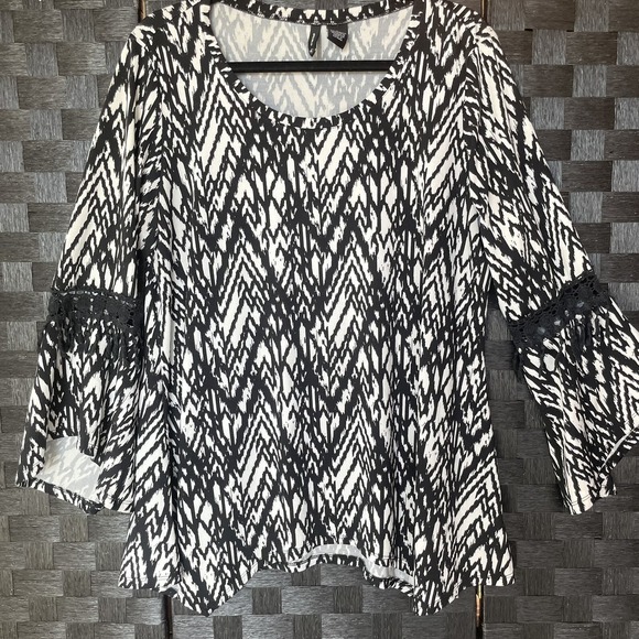 new directions Tops - New Directions Black White bohemian peasant Embroidered bell sleeve Women Large